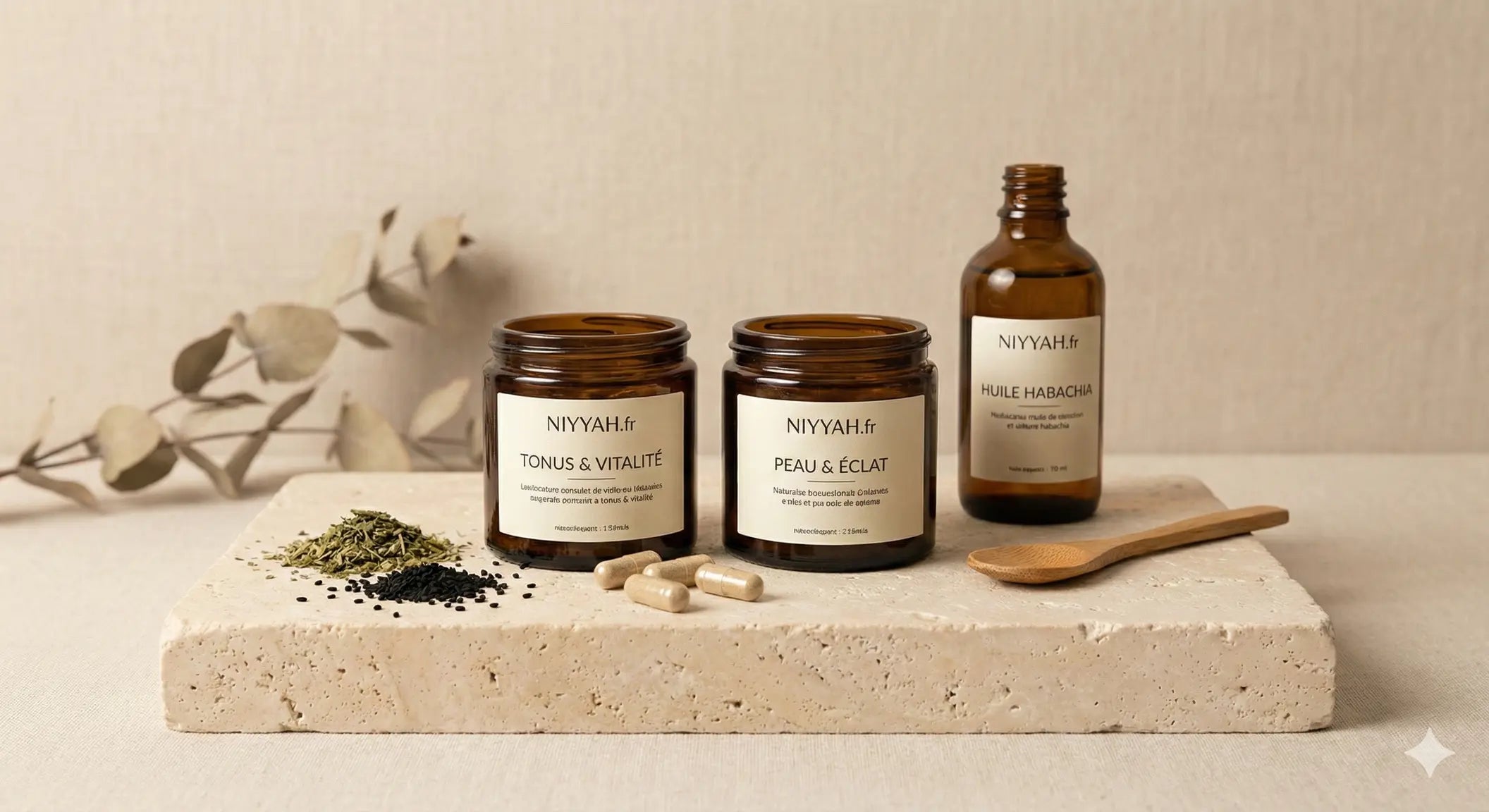 Sélection de compléments alimentaires naturels NIYYAH disposés sur une pierre brute beige L'image met en avant un flacon d'huile Habachia Image