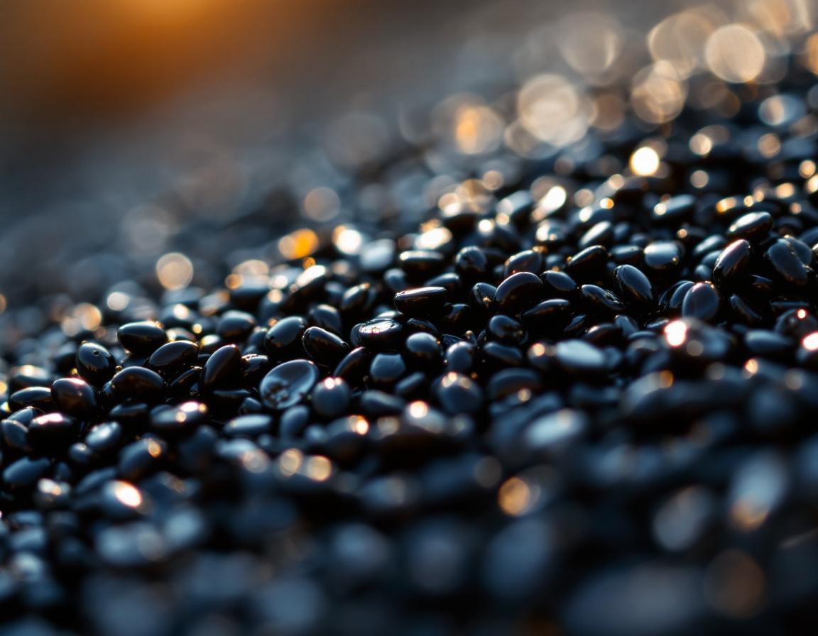 Graines de nigelle étincelantes d’huile sombre reposent sur un plateau éthiopien illuminé par l’aube, un univers végétal qui célèbre l’huile de nigelle ethiopie bienfaits Image