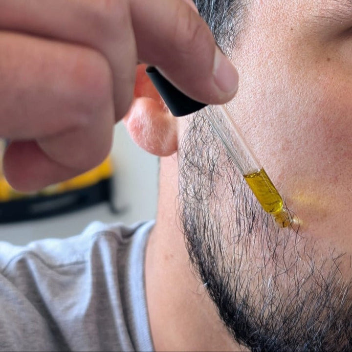 Application de l'huile à barbe Niyyah sur barbe homme - Mode d'emploi