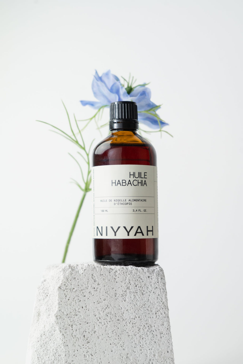 Flacon d'huile de nigelle Habacha 100ml alimentaire d'Éthiopie avec fleur de nigelle bleue naturelle