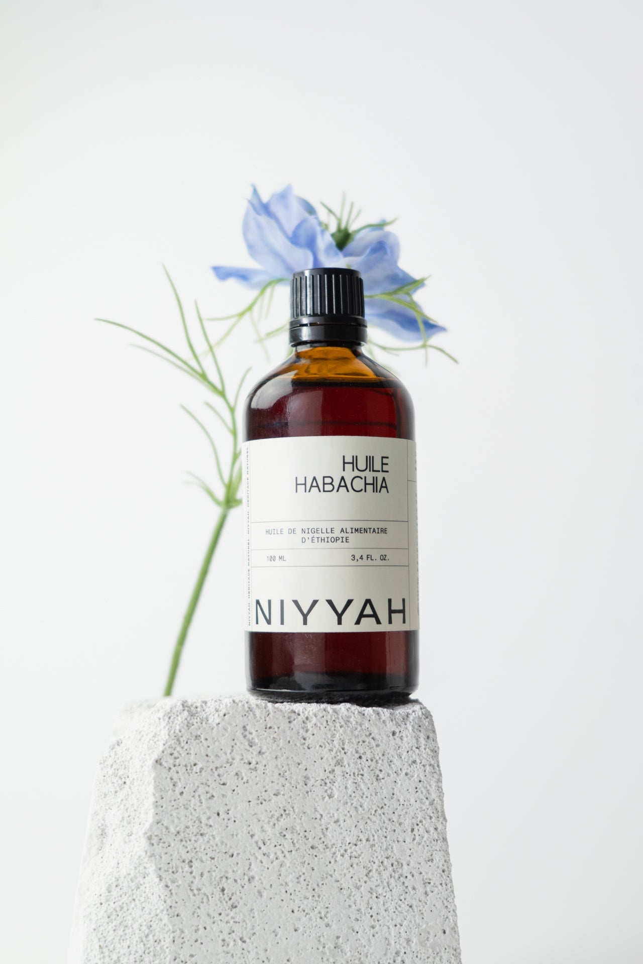 Flacon d'huile de nigelle Habacha 100ml alimentaire d'Éthiopie avec fleur de nigelle bleue naturelle Image