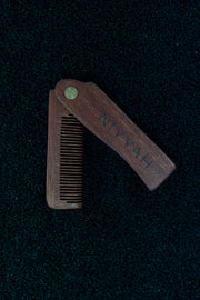 Peigne à barbe pliable NIYYAH en bois foncé – accessoire de coiffage anti statique sur fond noir déplié
