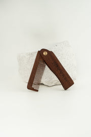 Peigne à barbe pliable NIYYAH en bois foncé – accessoire de coiffage anti statique - arrière plan roché blanc