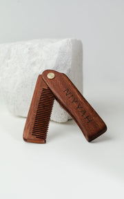 Peigne à barbe pliable NIYYAH en bois foncé – accessoire de coiffage anti statique - arrière plan claire
